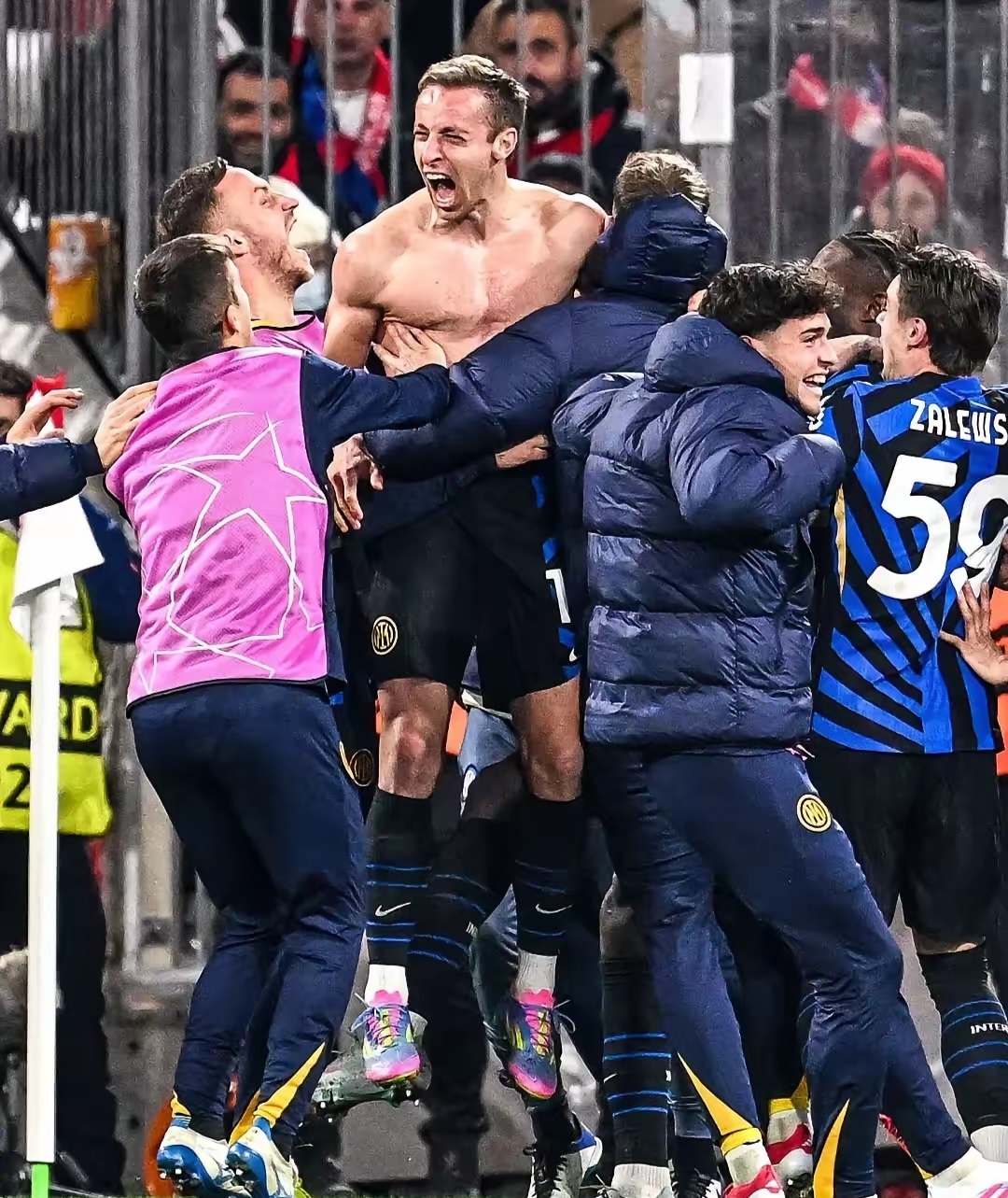 包含法国鏖战拜仁，迪马利亚制霸全场的词条