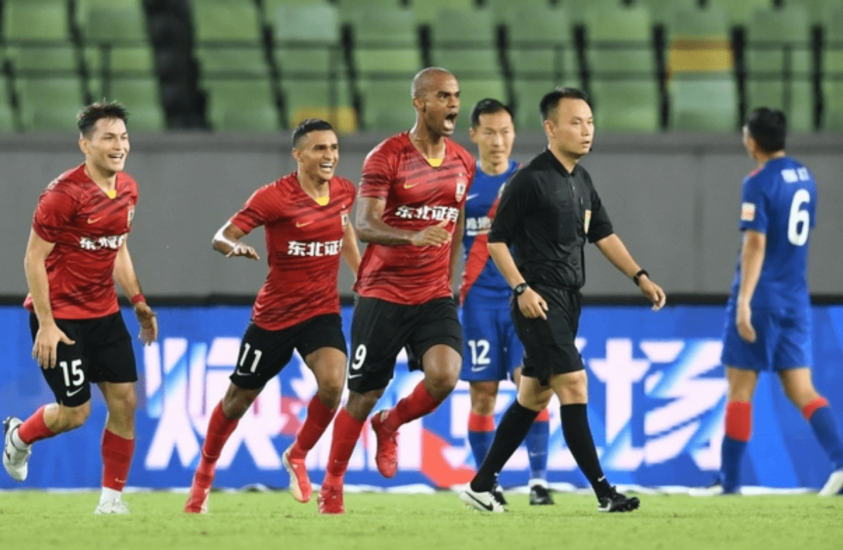 关于狼堡主场完胜对手,继续领跑积分榜!的信息 关于狼堡主场完胜对手,继续领跑积分榜!的信息