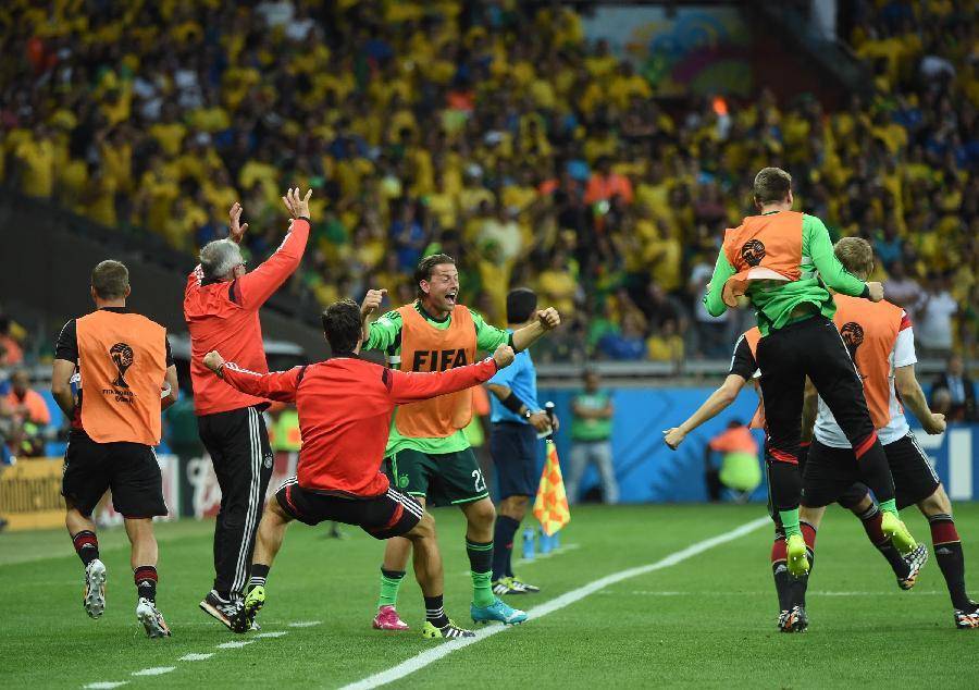 巴黎圣日耳曼球迷高唱队歌,士气高昂的简单介绍 巴黎圣日耳曼球迷高唱队歌,士气高昂的简单介绍