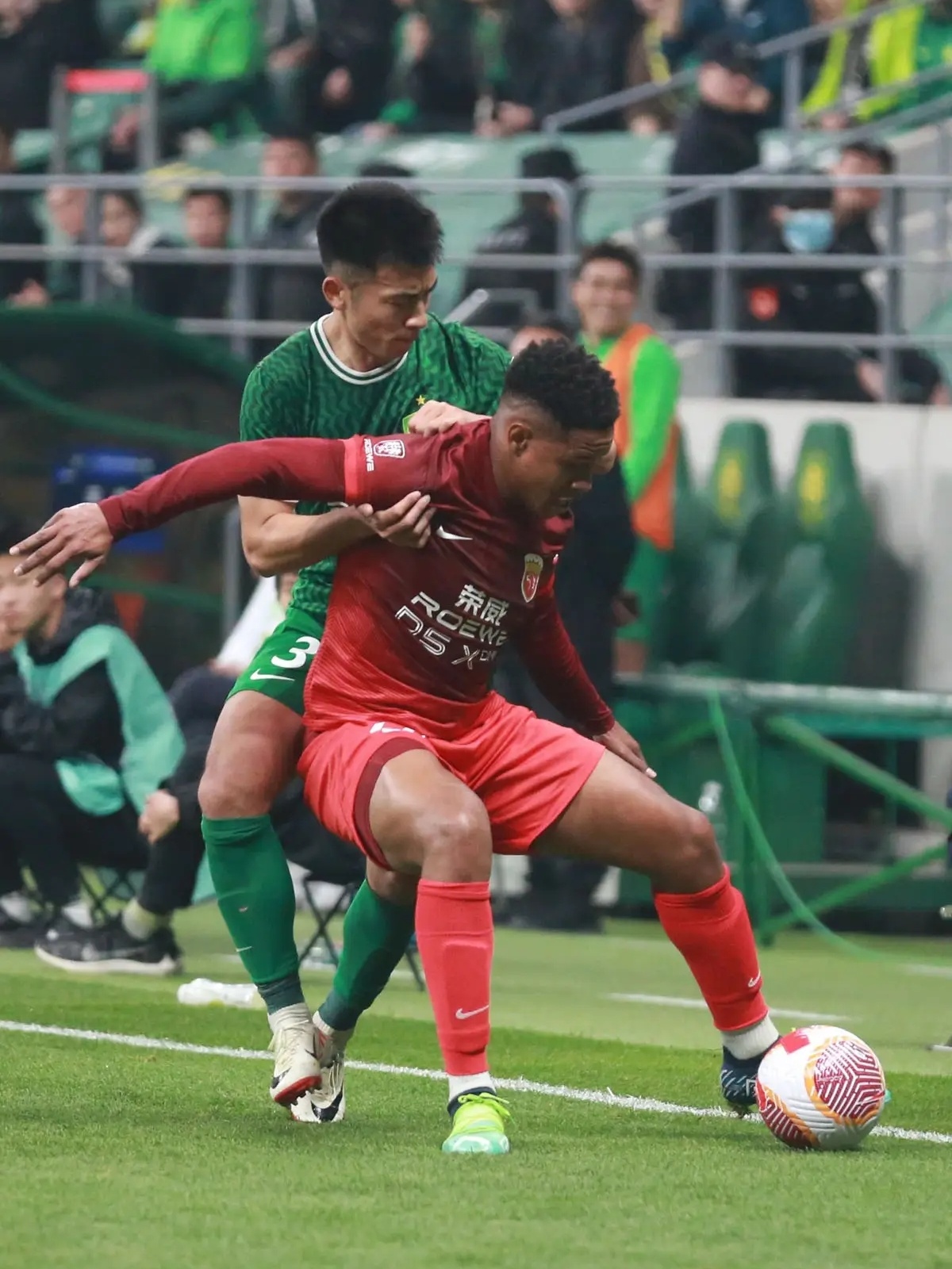 足球战报:北京中赫国安客场战平上海绿地申花 足球战报:北京中赫国安客场战平上海绿地申花