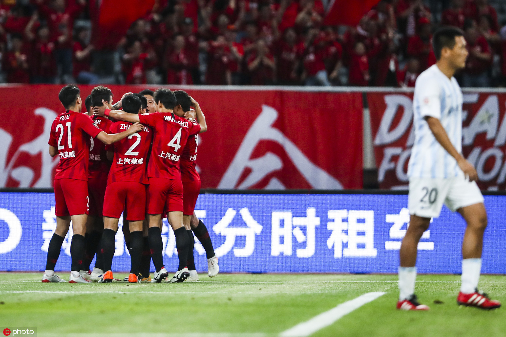 包含上海上港客场战平广州富力，保持不败战绩的词条