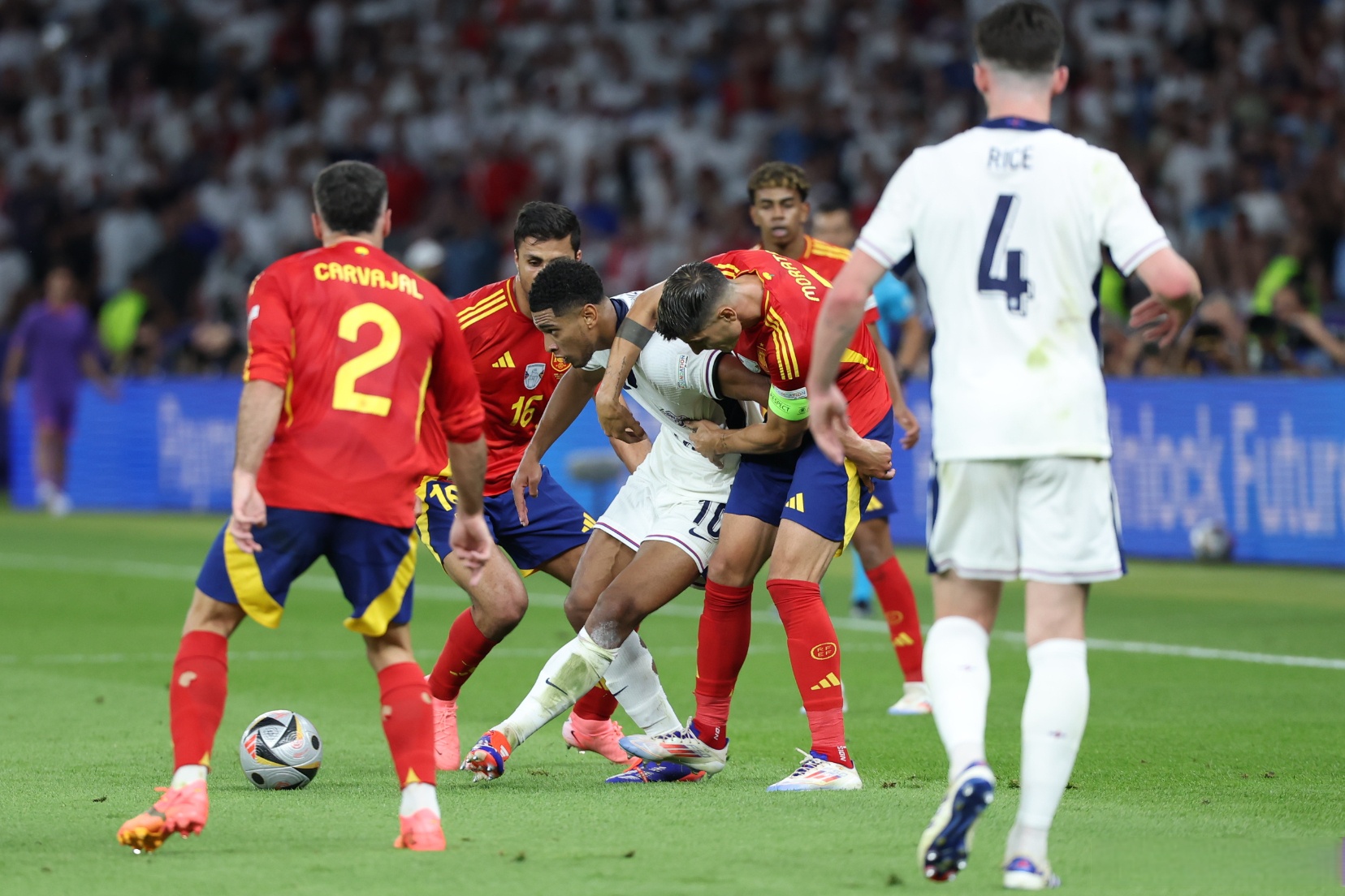 英格兰击败西班牙，提前锁定小组第一的简单介绍