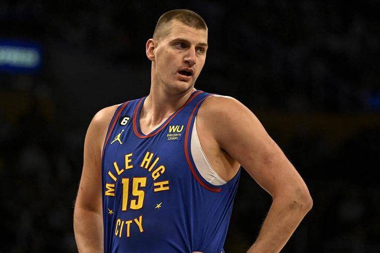 青岛队完胜步行者，约基奇点燃赛场的简单介绍