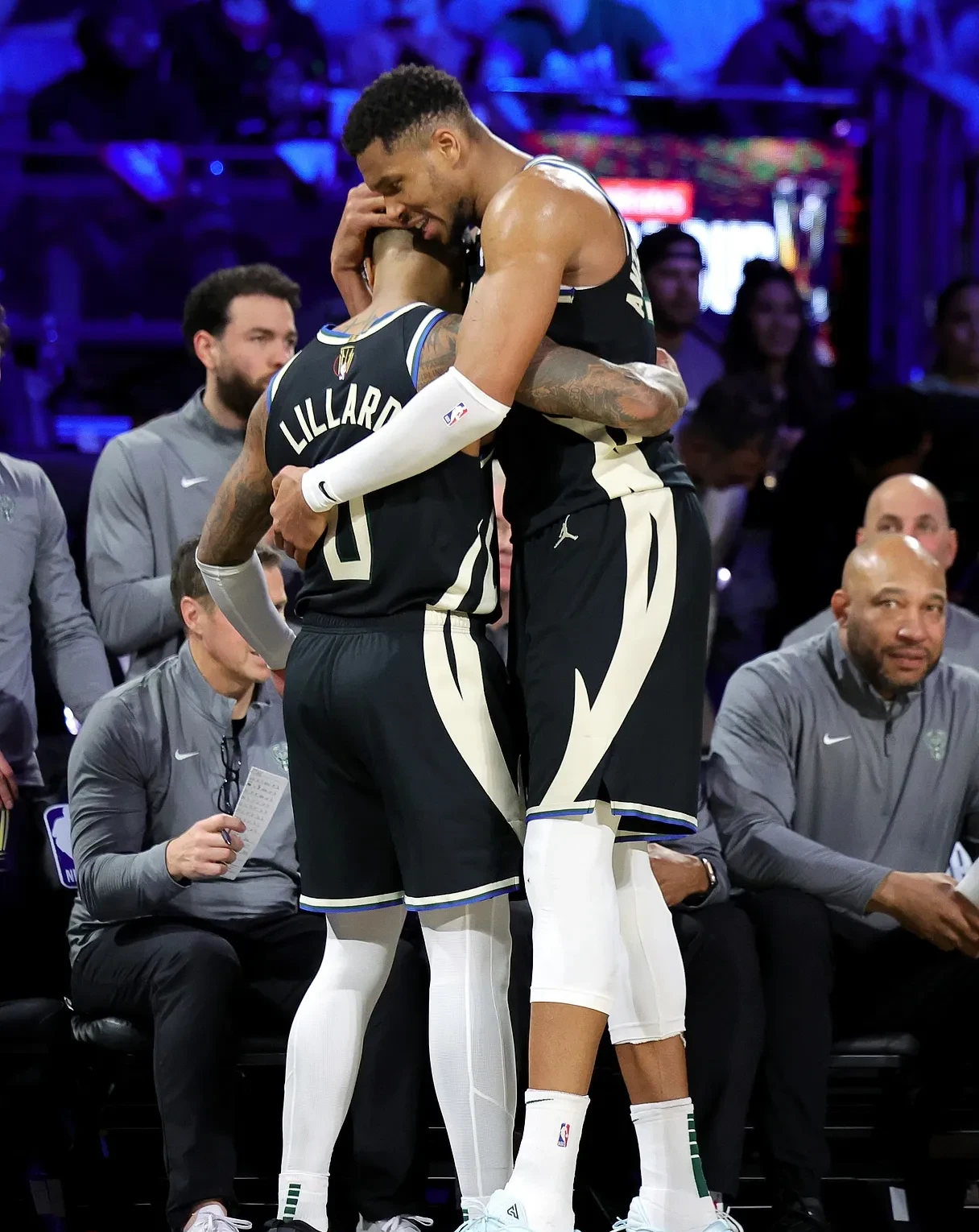 火箭轻取雄鹿，字母哥点燃赛场的简单介绍