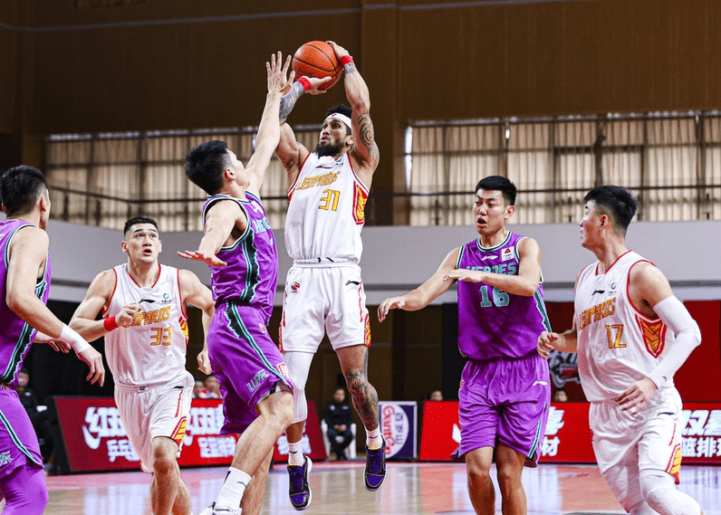 山东队鏖战深圳队,麦科勒姆带队取胜 山东队鏖战深圳队,麦科勒姆带队取胜