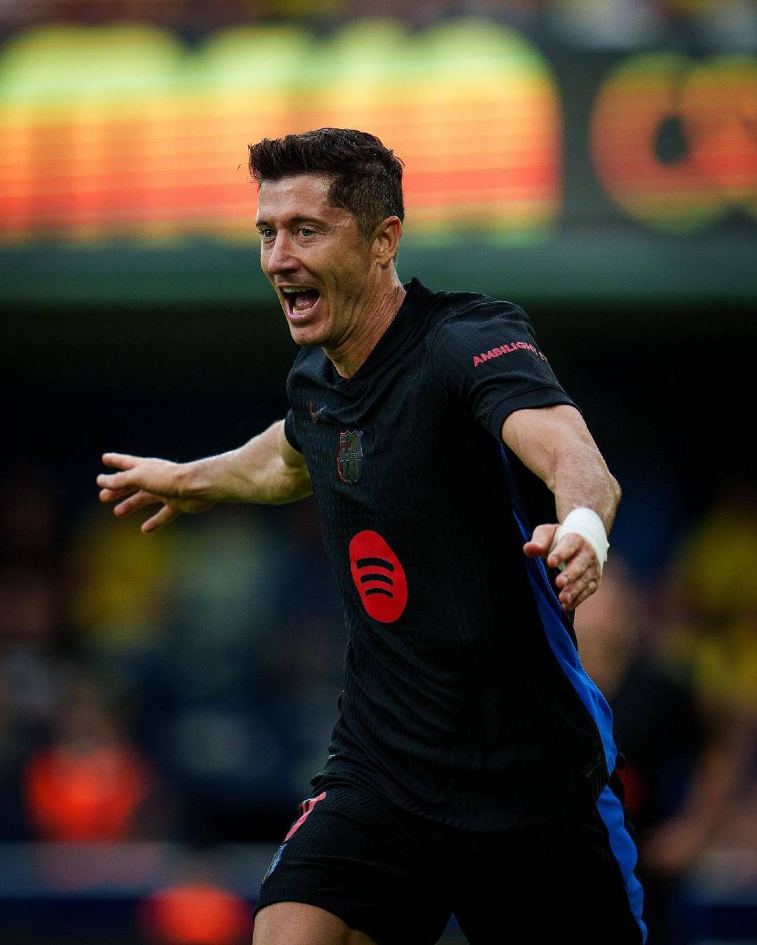 包含比利时鏖战塞维利亚，莱万高光表现的词条