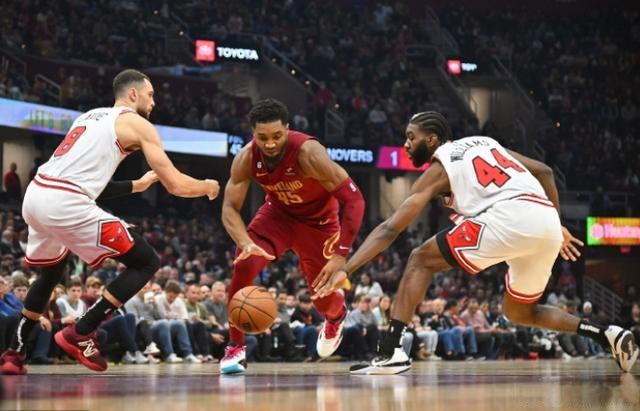 开云官方app入口-湖人翻盘福建队，米切尔点燃赛场