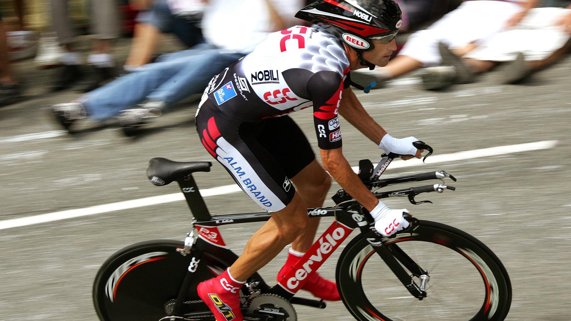 赛道烽火，塞恩斯神级超车引爆全场，红牛二队轻取哈斯